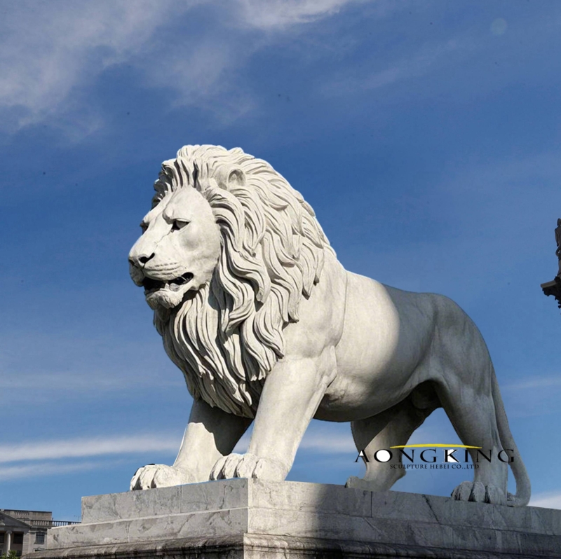 Lion Statue with Marble Veining: Regal Marble Lion Statue Decor