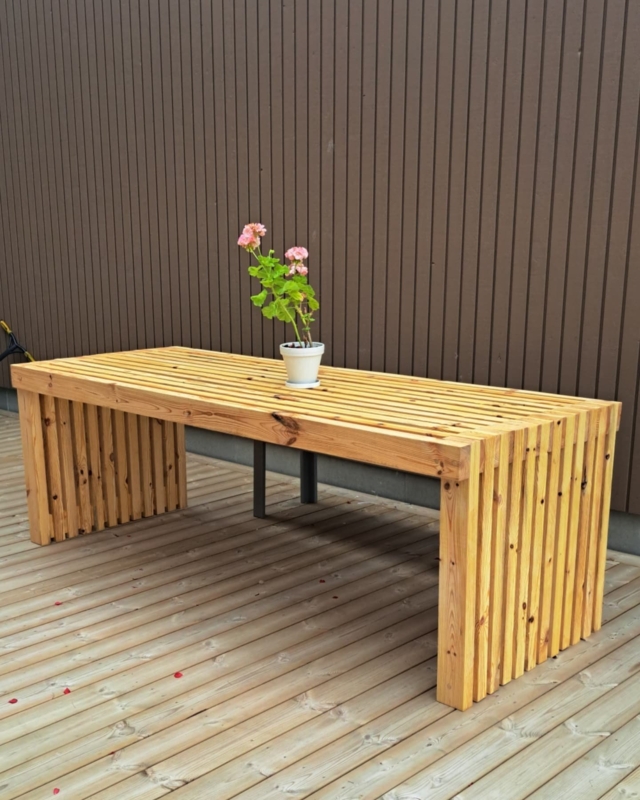 Outdoor Dining Table Round Top Nestable Stools Slatted Wood Design