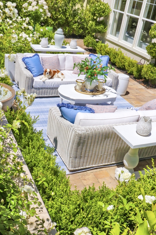 Outdoor Sofa Coastal Style with Patterned Rug and Slatted Top Table