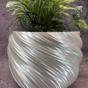 Planter Set Hammered Staggered Trio on Tripod Leg Base