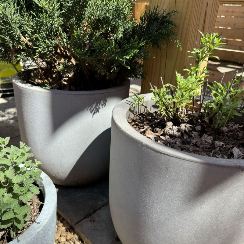 Resin Planter, Round Ribbed Charcoal Deck Pot. (55 chars)