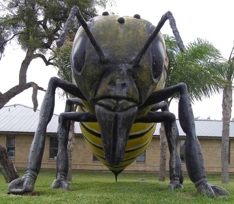 Statue Mesh Wings Bee Motif Oversized Outdoor Insect Sculpture
