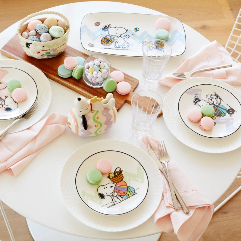 Accent Plate Peanuts Illustrations with Gold Edging for Holiday Dining