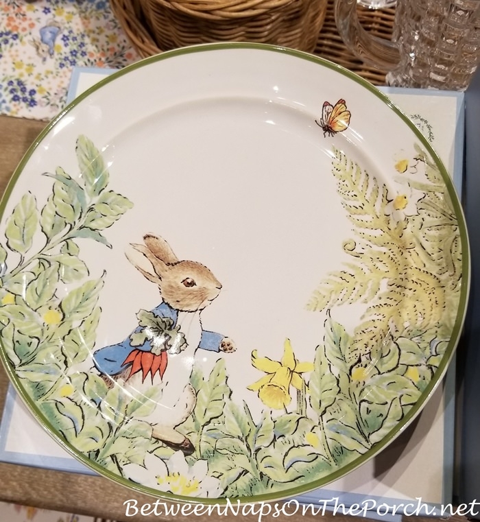 Dinnerware Set Rabbit Illustration with Scalloped Rim for Holiday