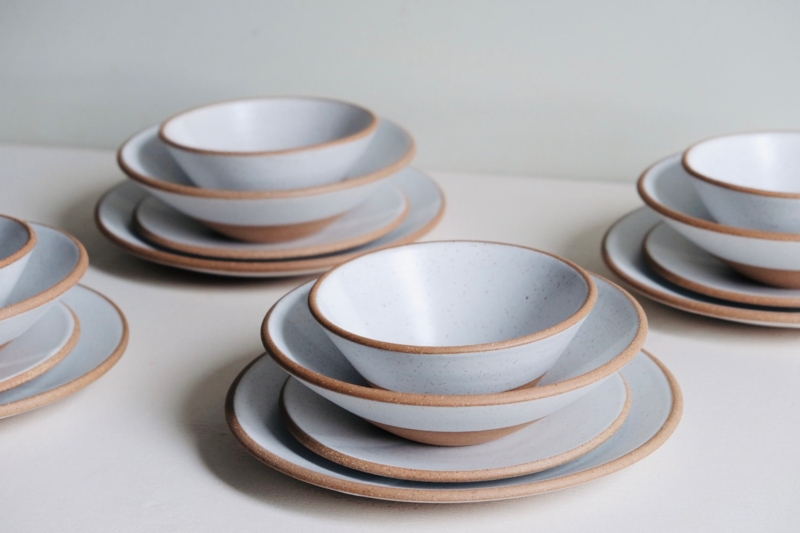 Farmhouse Kitchen Ceramic Dinnerware Set, Speckled Cream Contrasting Rim.