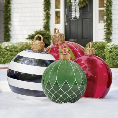 Outdoor Holiday Decoration: Glossy Red Snowflake Motif for Festive Yard
