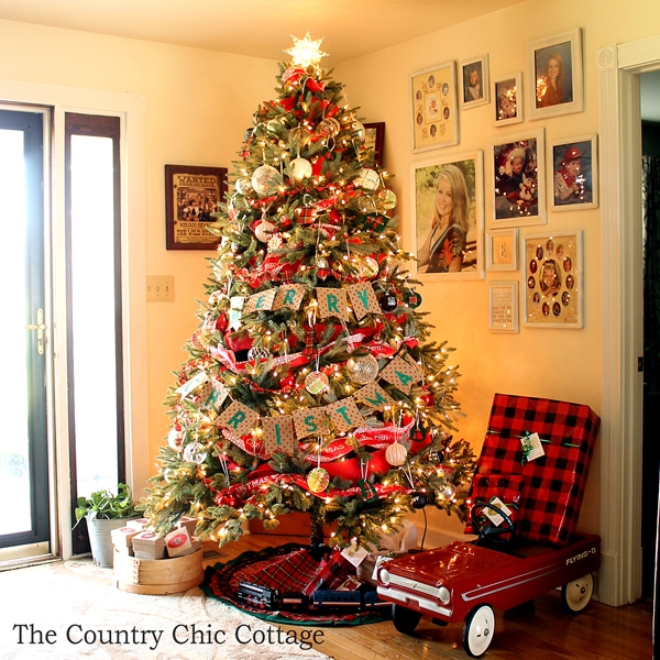 Plaid Ribbon Farmhouse Tree: Rustic Wood Slice & Garland Decor