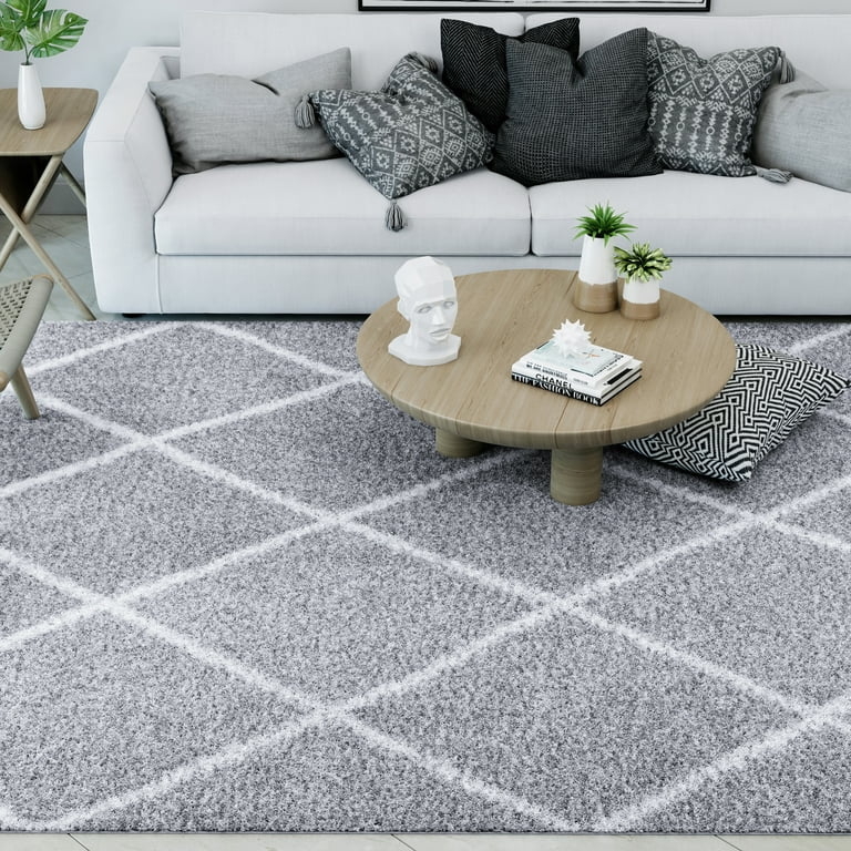Transitional Diamond Lattice Rug, Large Scale Trellis Pattern.