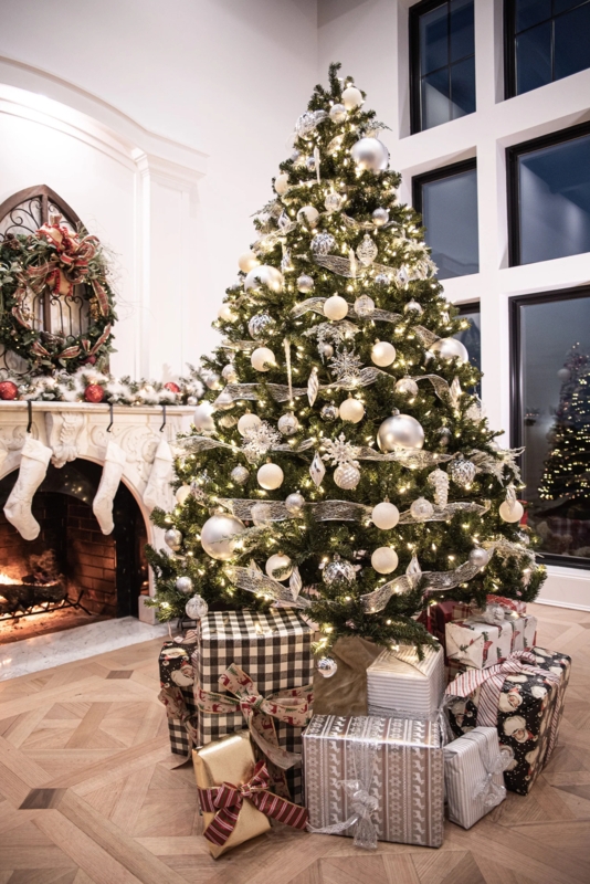 Christmas Accents: Rustic Farmhouse Crate with White & Silver Decor