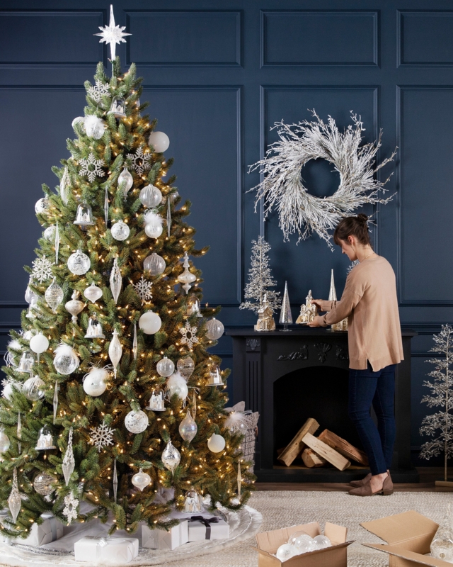 Christmas Ornament Set: Textured White & Gold for Traditional Luxury