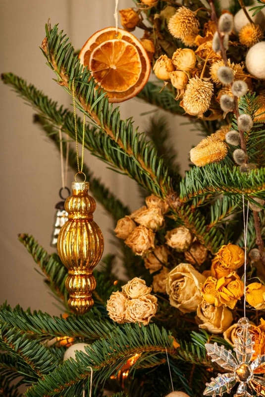 Christmas Tree: Monochromatic gold theme with oversized flower ornaments.