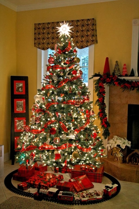 Classic Red and Gold Christmas Tree with Star Topper and Dense Foliage