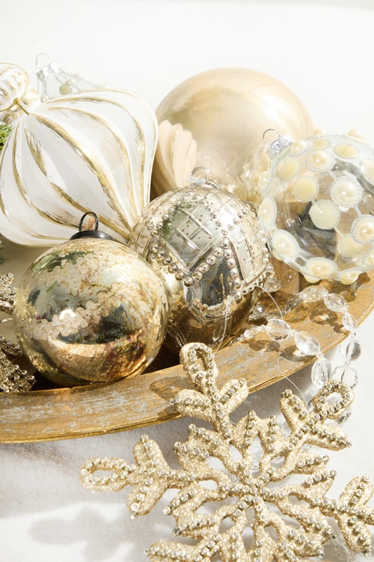 Decorated Christmas Tree: Botanical sprays, champagne ribbon, gold theme.