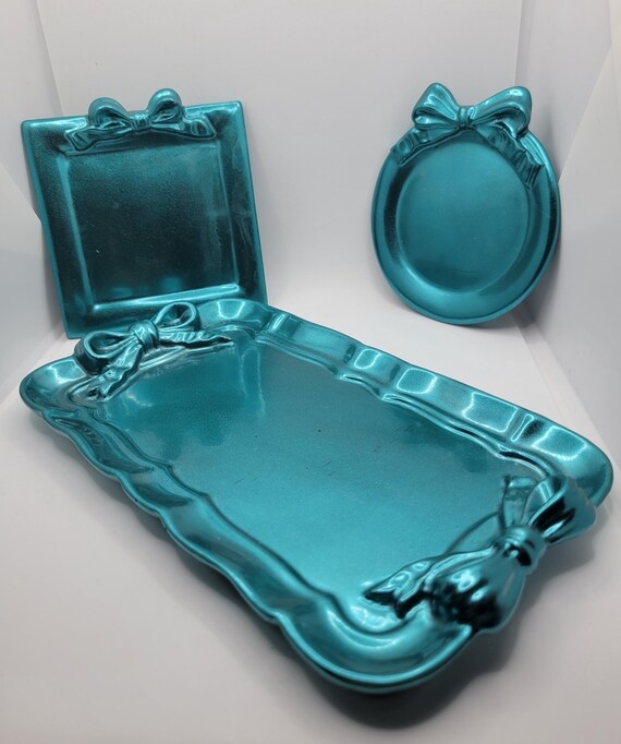 Decorative Tray Set Mixed Metallic Bow Shape Scalloped Edge Resin
