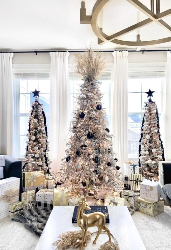 Glam Gold Christmas Tree with Oversized Ornaments and Metallic Monochromatic Theme