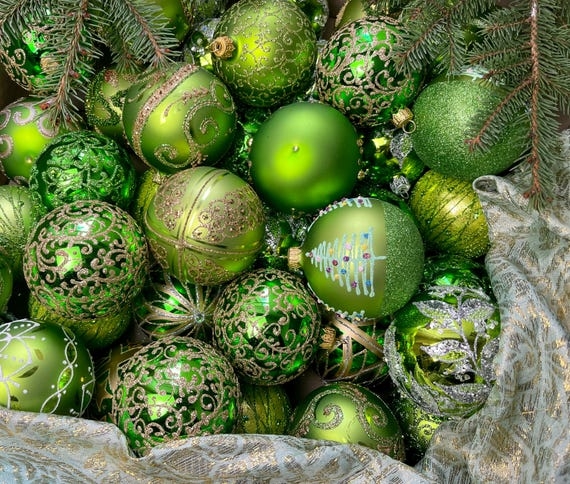 Glass Ornaments: High Gloss Finish Set, Festive Bowl Arrangement Styling