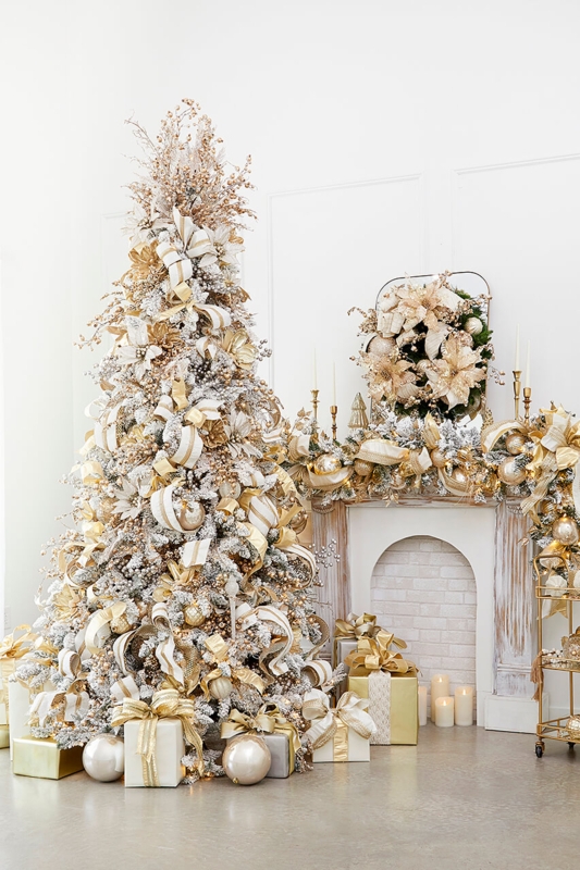 Gold Glam Christmas Tree Decor with Layered Ribbon and Monochromatic Metallic Theme