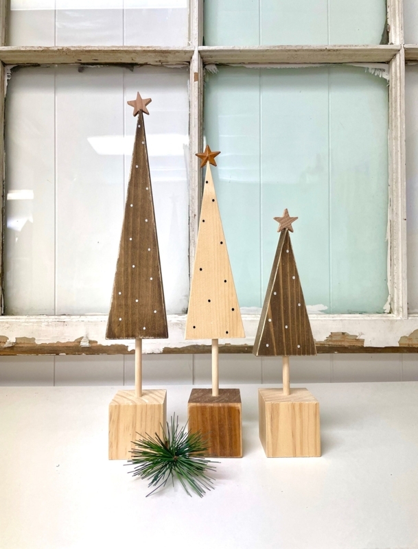 Minimalist Wooden Christmas Decor: Natural Grain Triangular Trio.