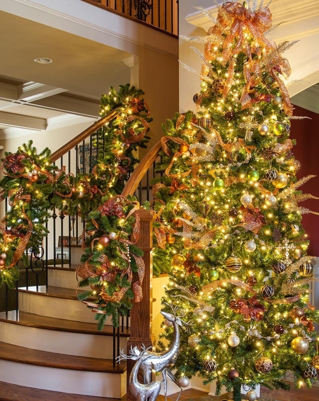 Realistic Christmas Tree Foliage Warm White LED Tree Lights Detail