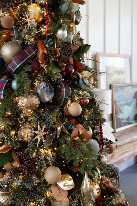 Traditional Gold and White Christmas Tree, Vertical Ribbon Styling