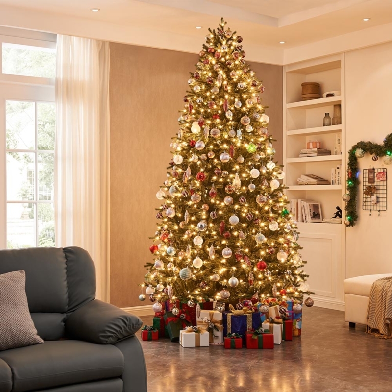 Traditional Green Christmas Tree, Churchill Pine Texture, Integrated LEDs