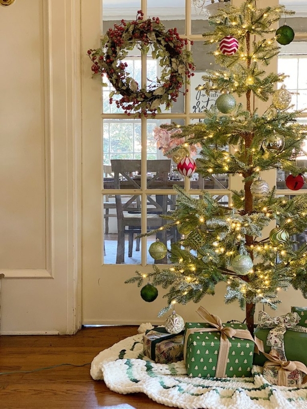 White Quilted Tree Skirt Plush Texture Traditional Farmhouse