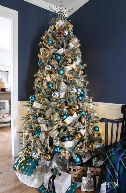 Woodland Glam Christmas Tree Ideas with Organic Pinecone Accents and Metallic Balance