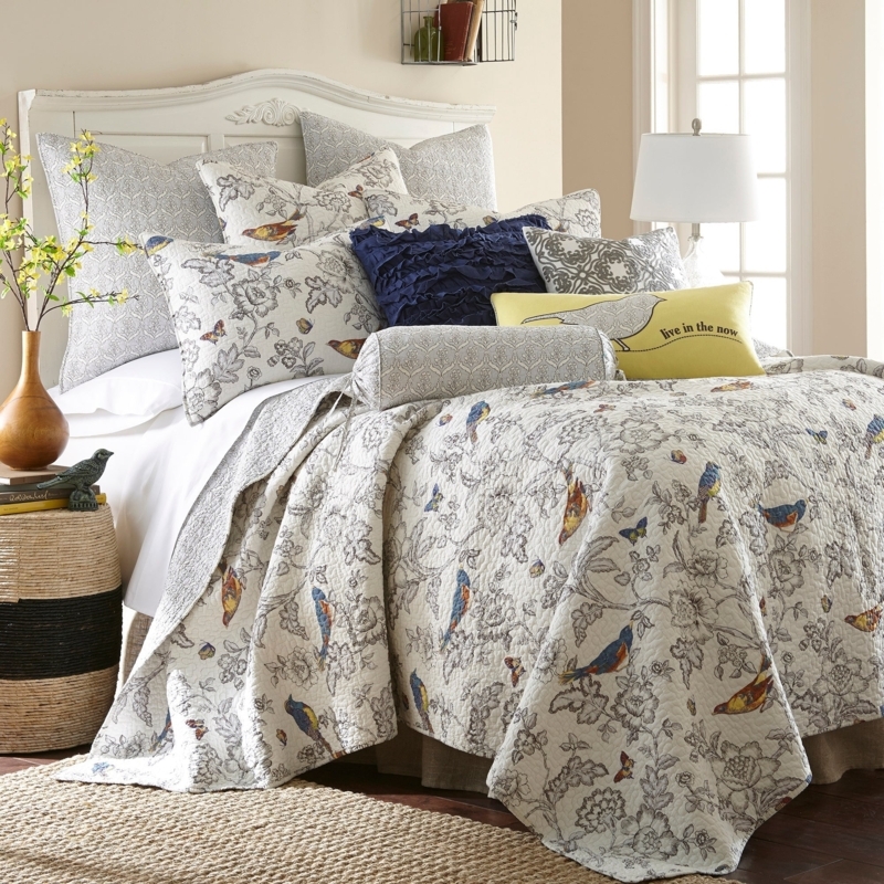 Bedding Set with Intricate Scrollwork & Layered Quilt and Sham Styling