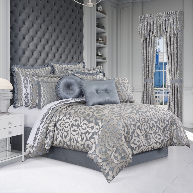 Comforter Set in Baroque Style: High Contrast Medallion Comforter
