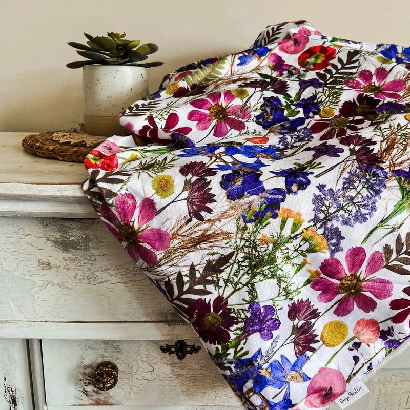 Cottagecore Floral Throw Blanket, Bold Daisy Motif with Fringe