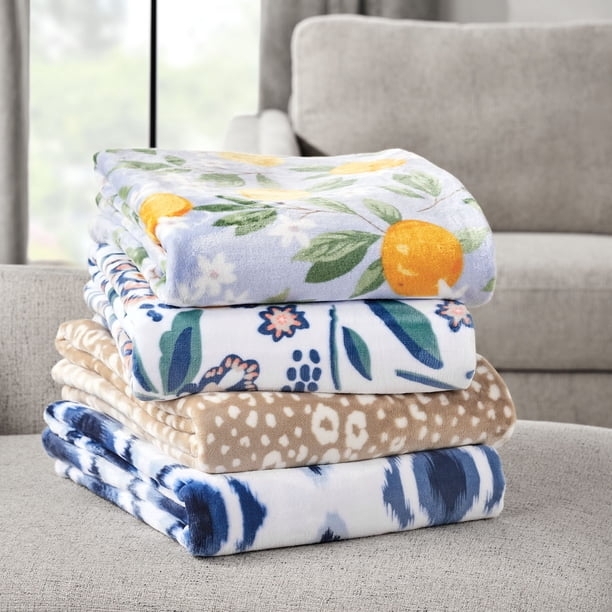 Festive Throw Blanket Ivory Plush with Seasonal Pumpkin Pattern