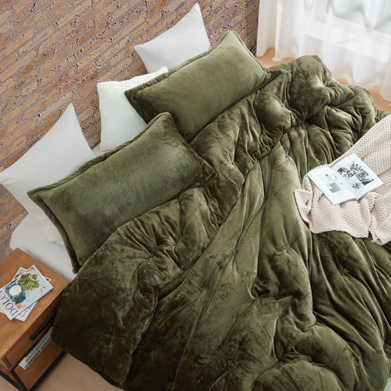 Oversized Comforter: Extreme Plush Texture for Cozy Moss Green Bedroom Decor