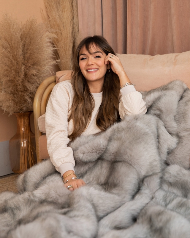 Plush Throw Blanket with Wolf Fur Pattern and High Pile Texture