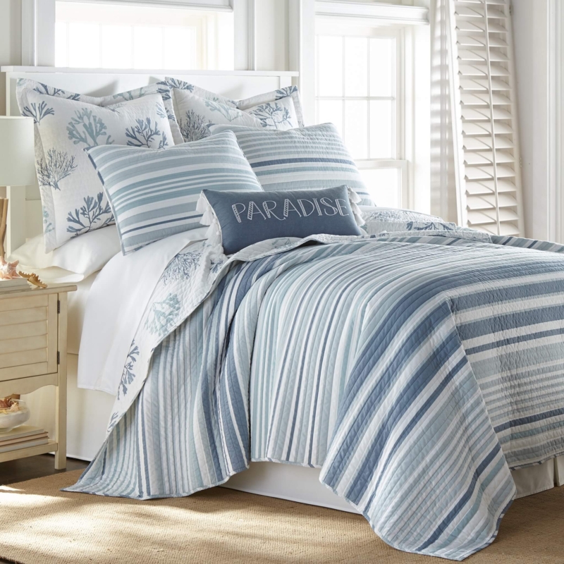 Quilt Set Teardrop Paisley Print with Mixed Blue Patterns