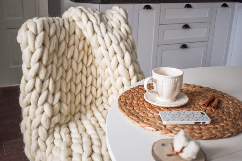 Throw Blanket Off White Giant Knit Loops Bulky Yarn Accent
