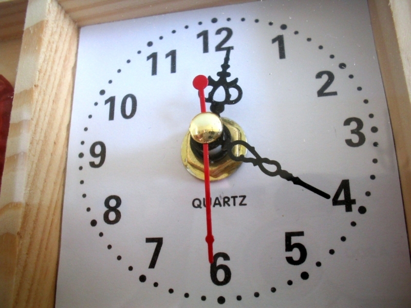 Wall Clock Classic Analog Polished Gold Bezel Gold Toned Hands