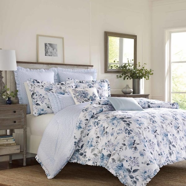 Bedding Set Blue Floral Print White Paneled Backdrop Classic Decor