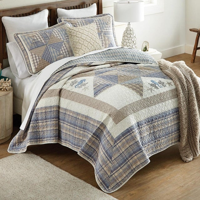 Bedding Set Marine Life Motif Quilt Set with Scalloped Edge