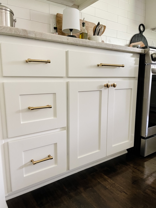 Cabinet Pull: Warm White Shaker Cabinetry with Brushed Brass Bar Pull