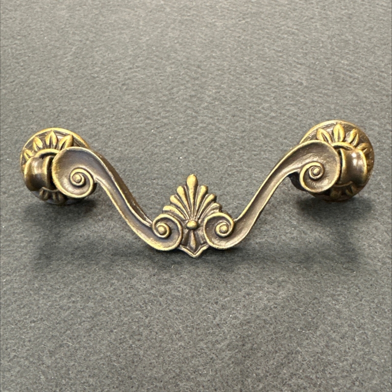 Classical Antique Brass Drop Cabinet Pull with Fluted Backplate