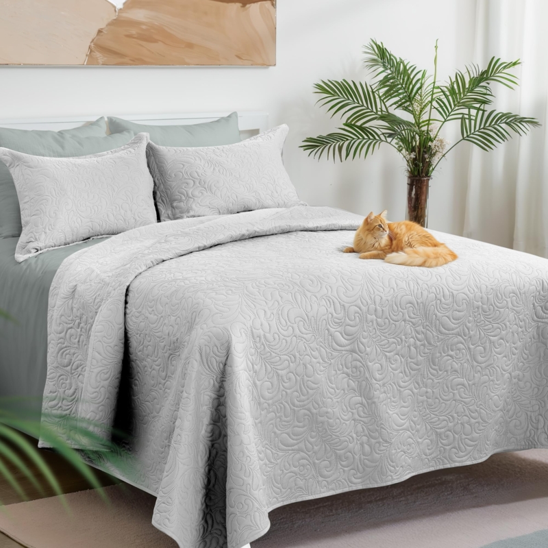 Light Grey Quilt Set with Fan Stitch Pattern Minimalist Bedding