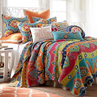 Multi-color Quilt Set: Paisley Print & Scalloped Edges