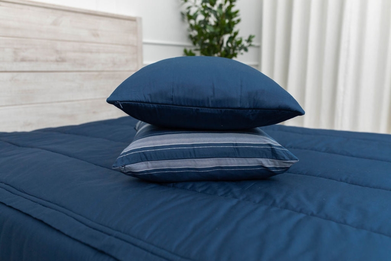 Pillowcase with Zipper Closure, Ribbed Texture, Modern.