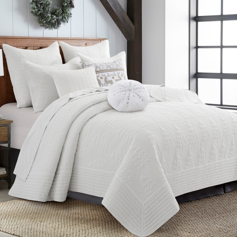 Raised Damask Quilt Set, White, Embroidered Accents, Elegant