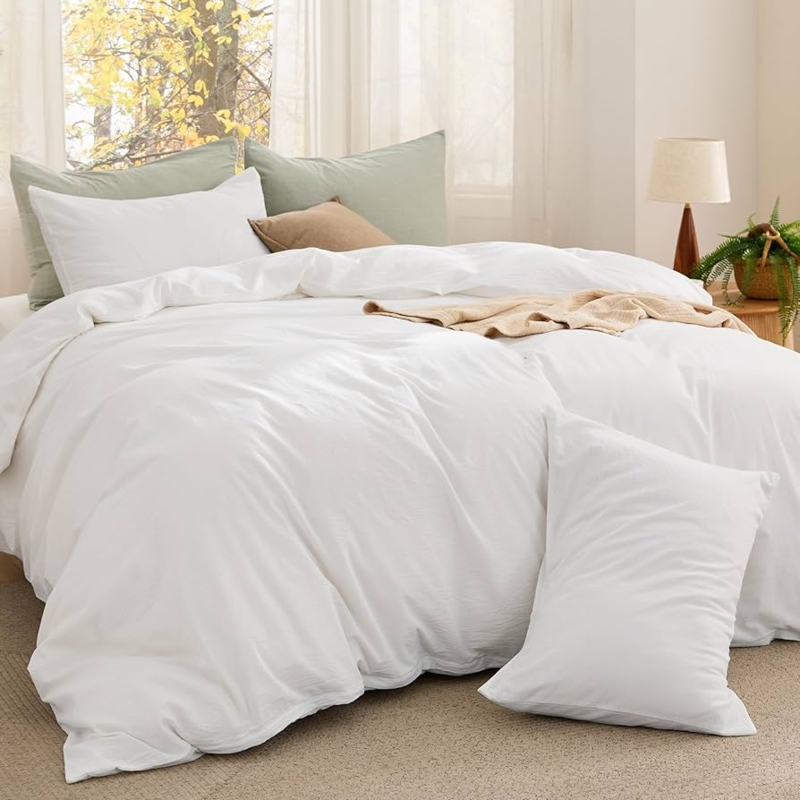 White Comforter Set with Quilted Top for a Minimalist Scandinavian Bed Set