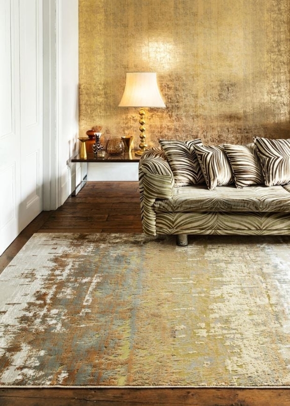Abstract Area Rug with Distressed Gold Wall in Glamour Living Room.