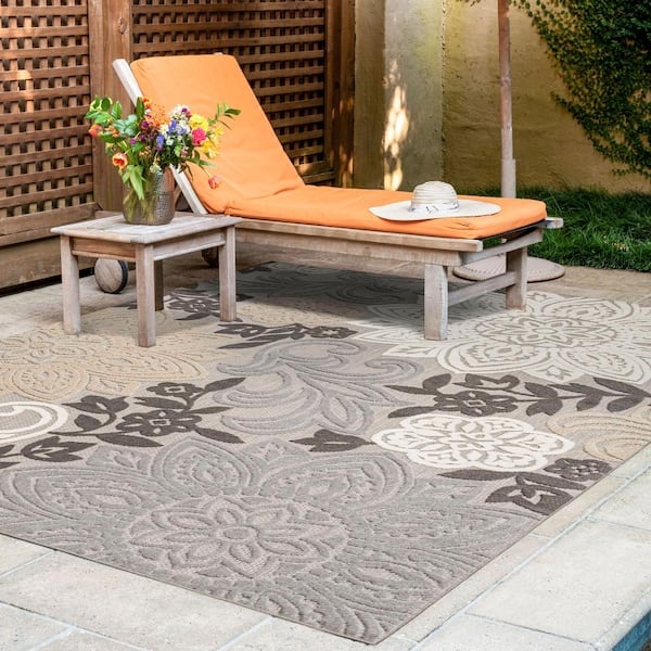 Area Rug: Diamond Geometric Pattern, High-Contrast. Modern Geometric Area Rug.