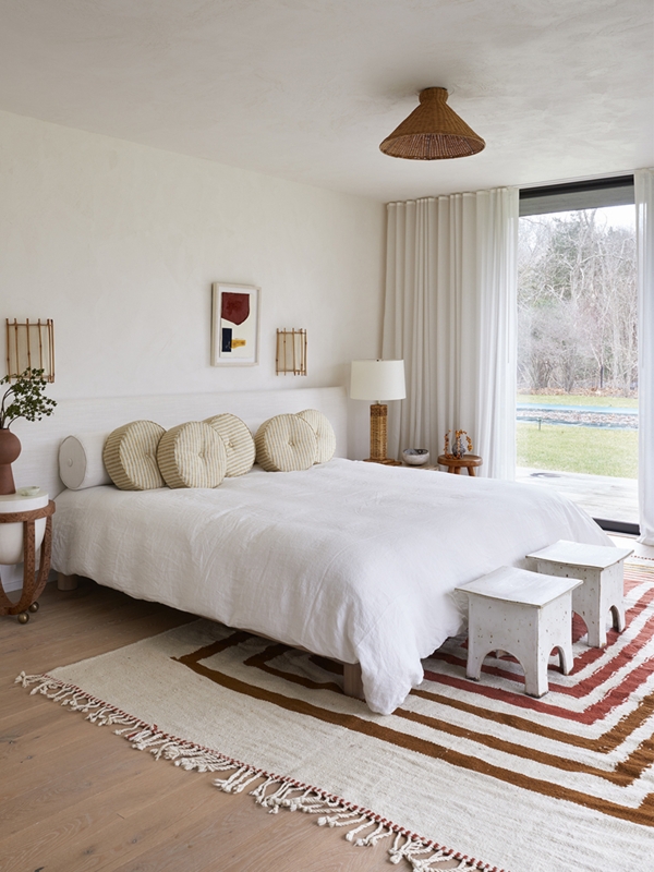 Area Rug with Concentric Striped Geometric Pattern and Fringed Edges.