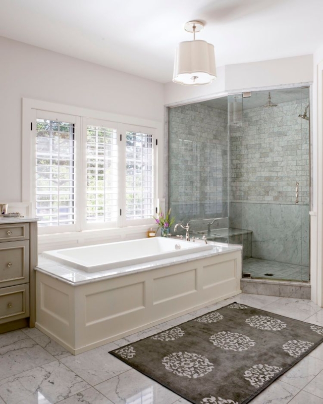 Bath Rug: Gray Medallion Pattern, Transitional Paneled Tub Base