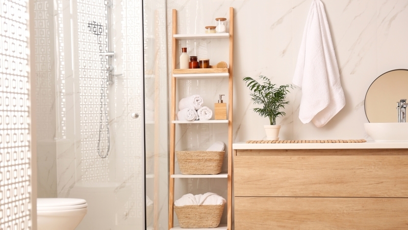 Bathroom Ladder Shelf Storage Ideas: Wood & Marble Contrast